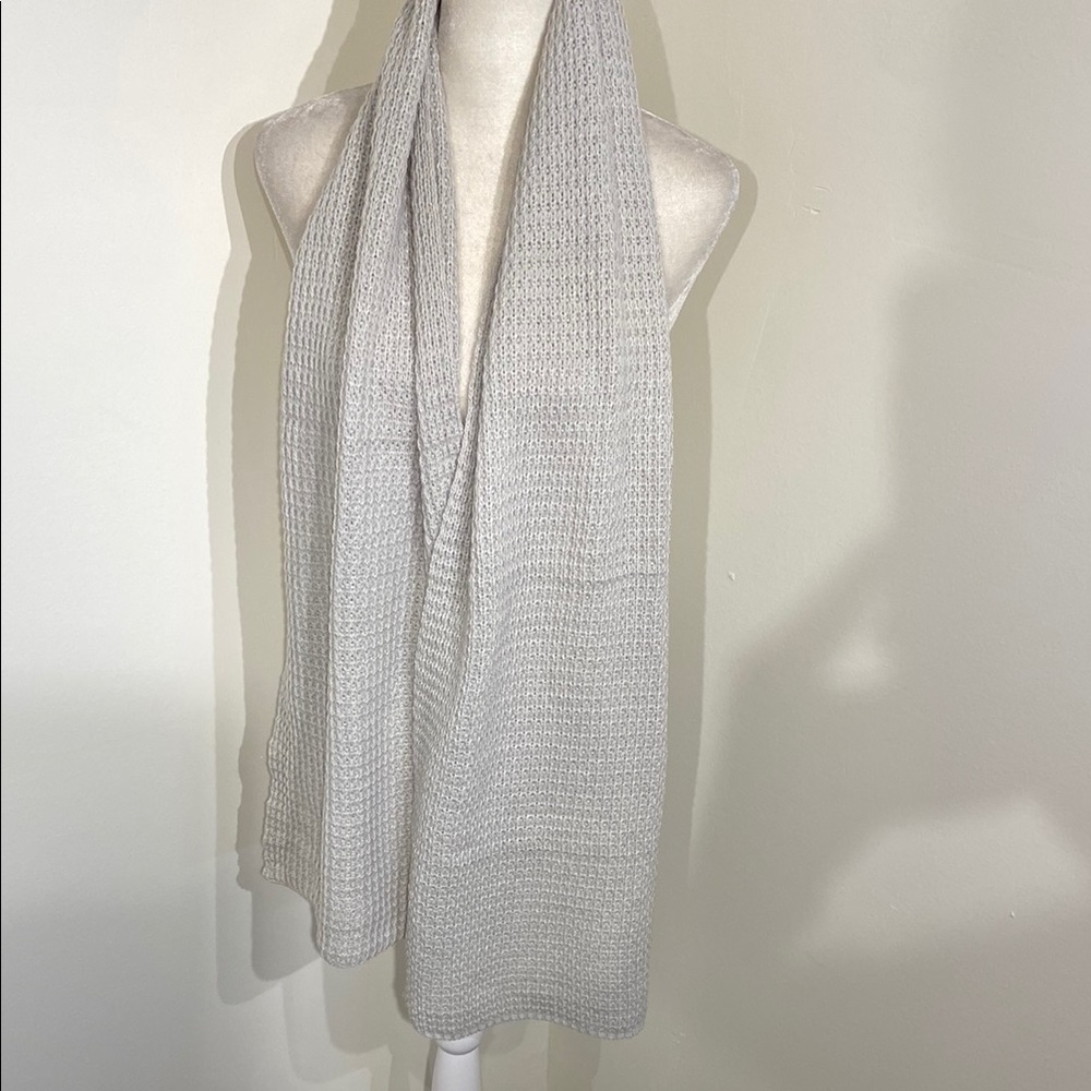 Elegant Gray Knit Scarf